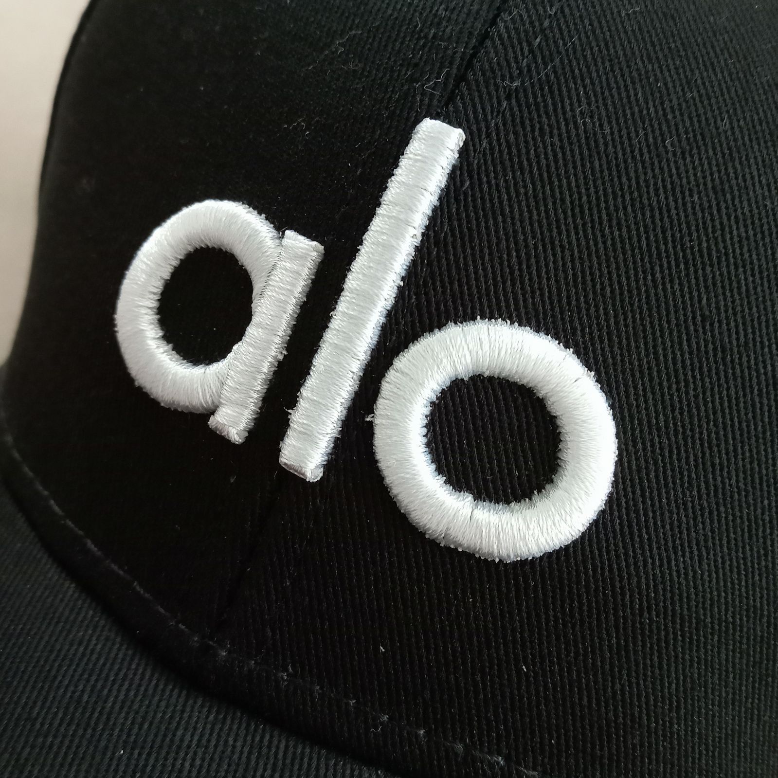 alo 黒 ベースボールキャップ 男女兼用 - メルカリ