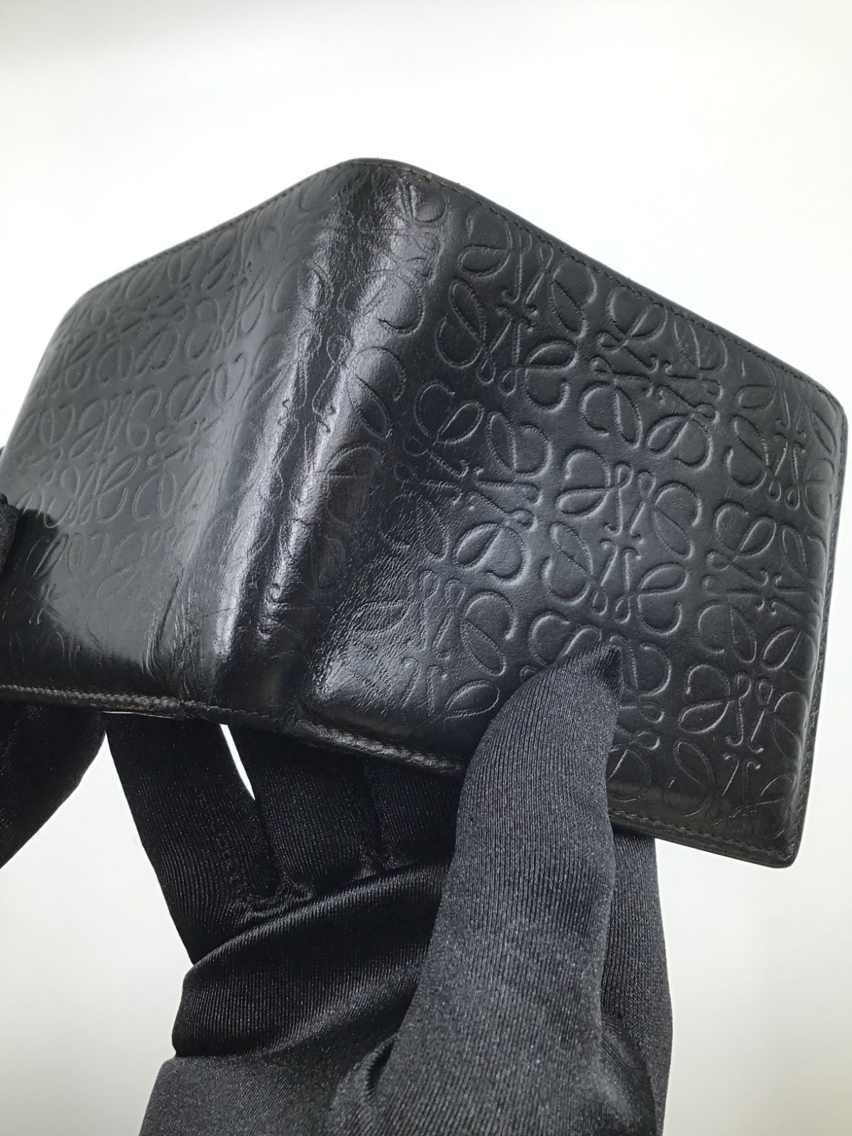 ロエベ　折り財布　アナグラム　ビッグロゴ　エンボス　コンパクト　レザー　ブラック 美品・高級 ロエベ LOEWE 長財布 アナグラム ビッグロゴ 黒 ブラック