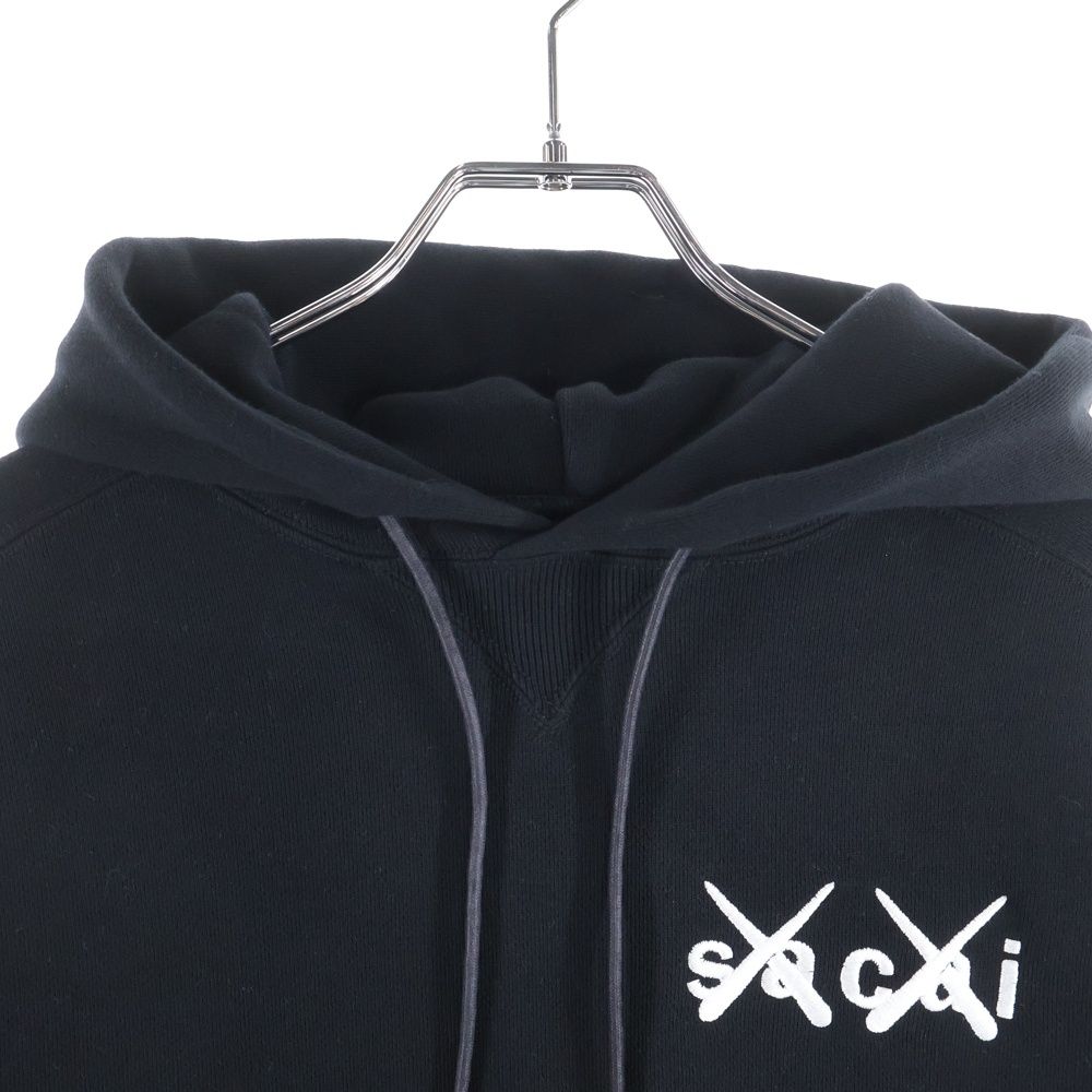 Sacai (サカイ) 21SS ×KAWS 刺繍ロゴ プルオーバーパーカー ブラック