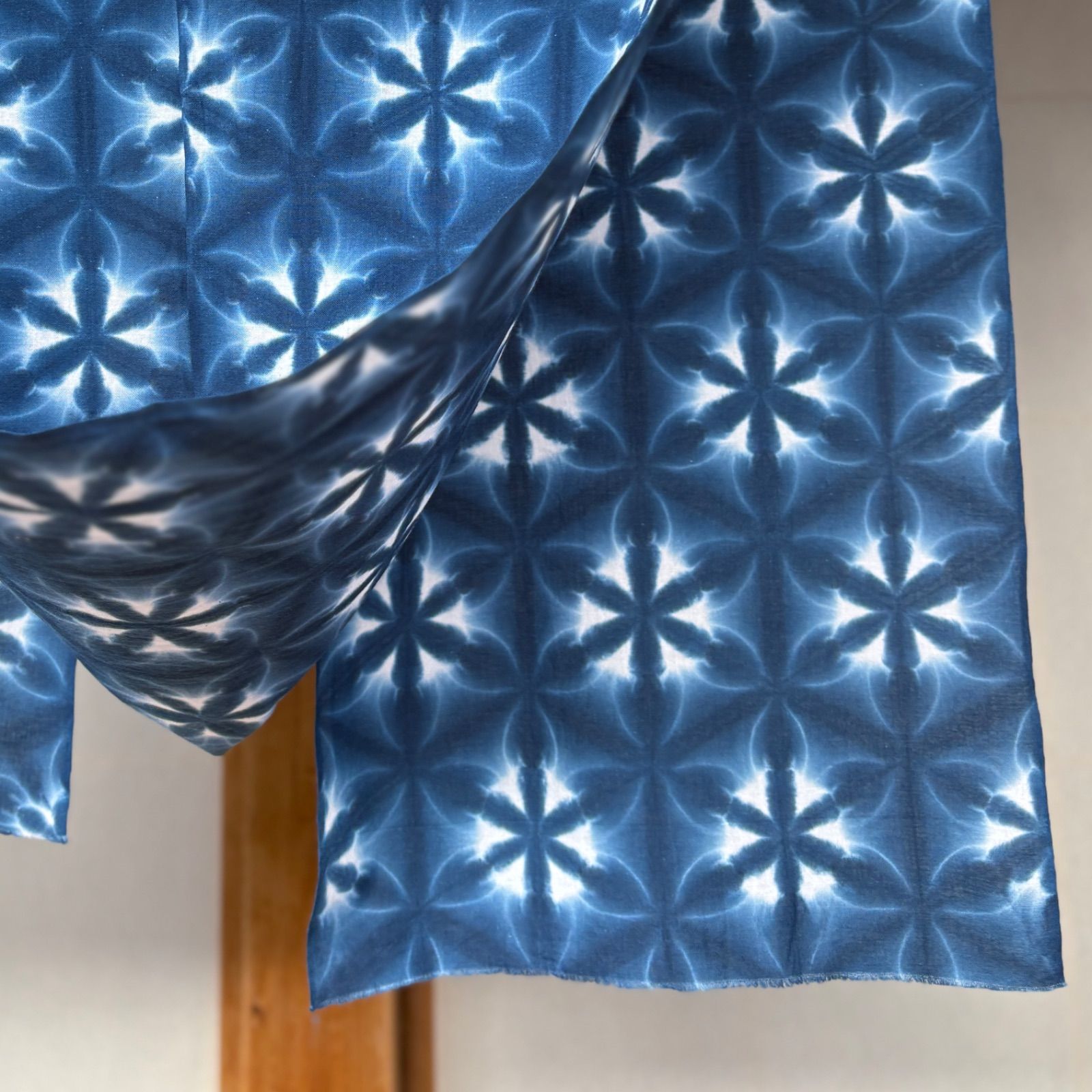 s188 【sato】 藍染 手染め 高級さらし生地 495cm 六つ畳みの小さな花