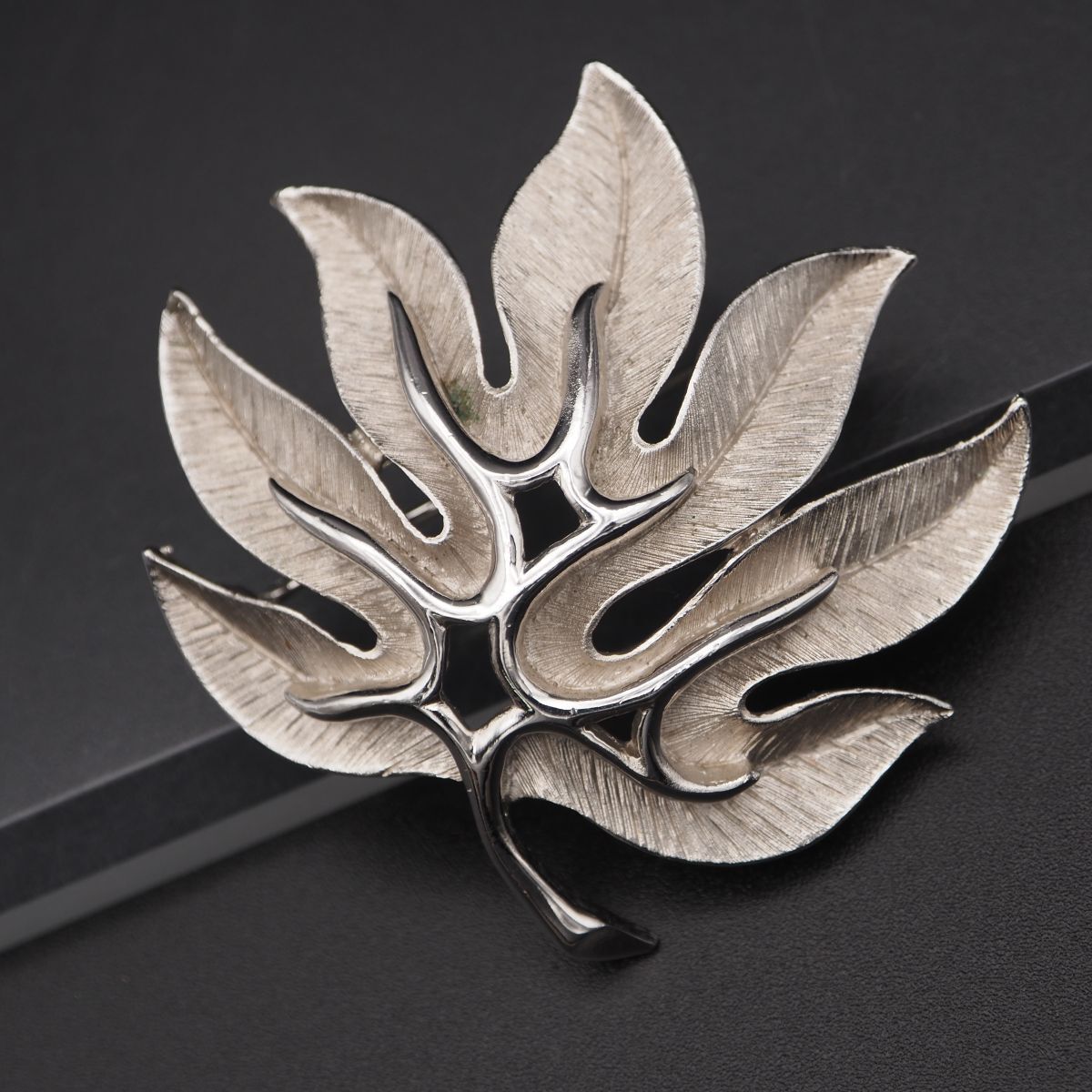 M557 TRIFARI トリファリ ブローチ リーフ シルバー デザイン
