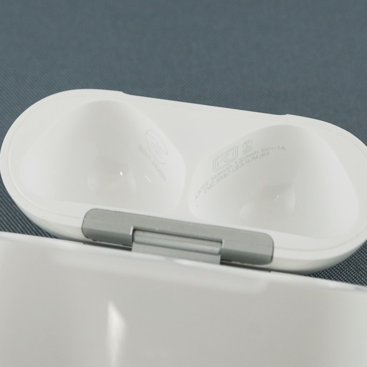 Apple AirPods 4 USED美品 ノイズキャンセリング搭載 第四世代