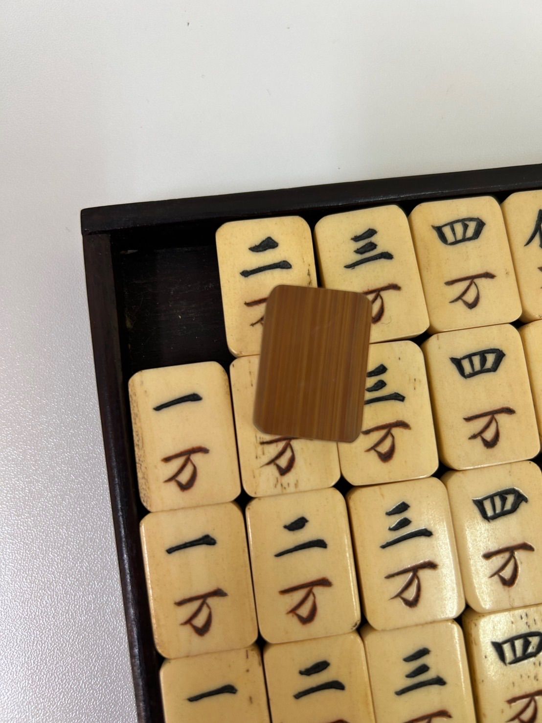 背竹麻雀牌セット 唐木箱 骨董品 背竹 骨牌 麻雀牌 唐木箱 在銘入り 装飾金具 サイコロ 点棒付き