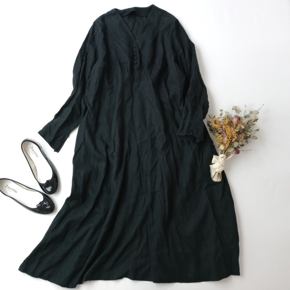 ネストローブ 起毛リネンVネックワンピース　黒　くるみボタン nest Robe ネストローブ くるみボタン 起毛リネンVネックワンピース 麻