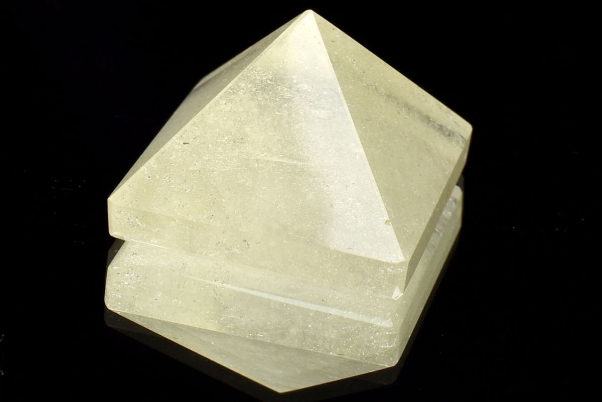 1点物】宇宙の神秘 リビアングラス 23x23x16mm ピラミッド 置物 