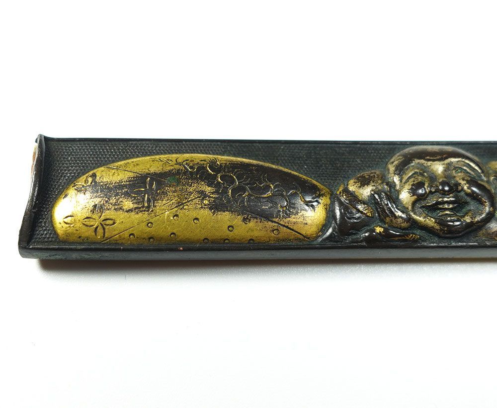 ☆商売繁盛 赤銅魚子地布袋図小柄 七福神 無銘 高肉彫 毛彫 色絵象嵌