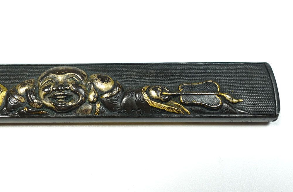 ☆商売繁盛 赤銅魚子地布袋図小柄 七福神 無銘 高肉彫 毛彫 色絵象嵌