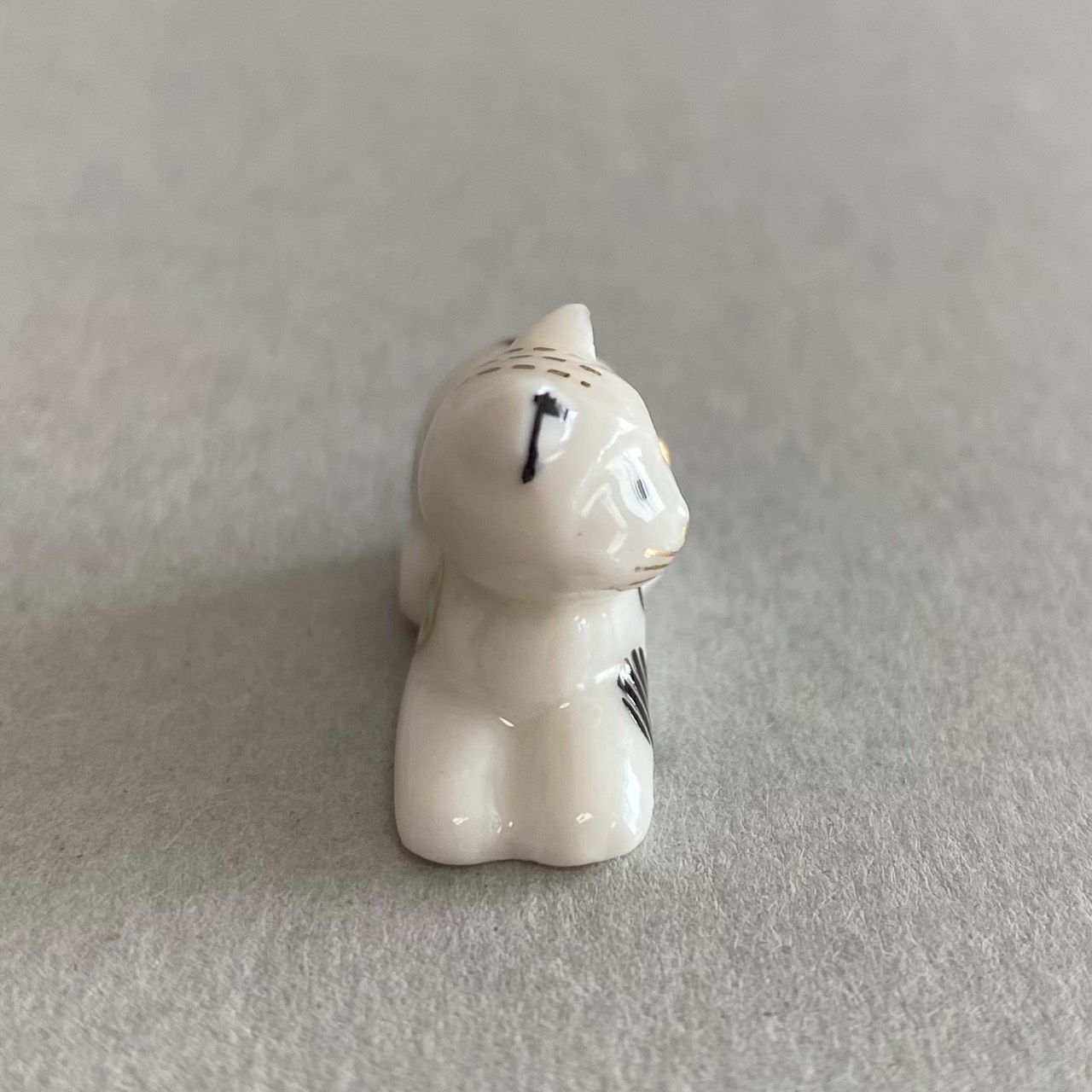 モダンな子猫のフェーブ／幾何学模様×金彩／伏せポーズ／フランス雑貨