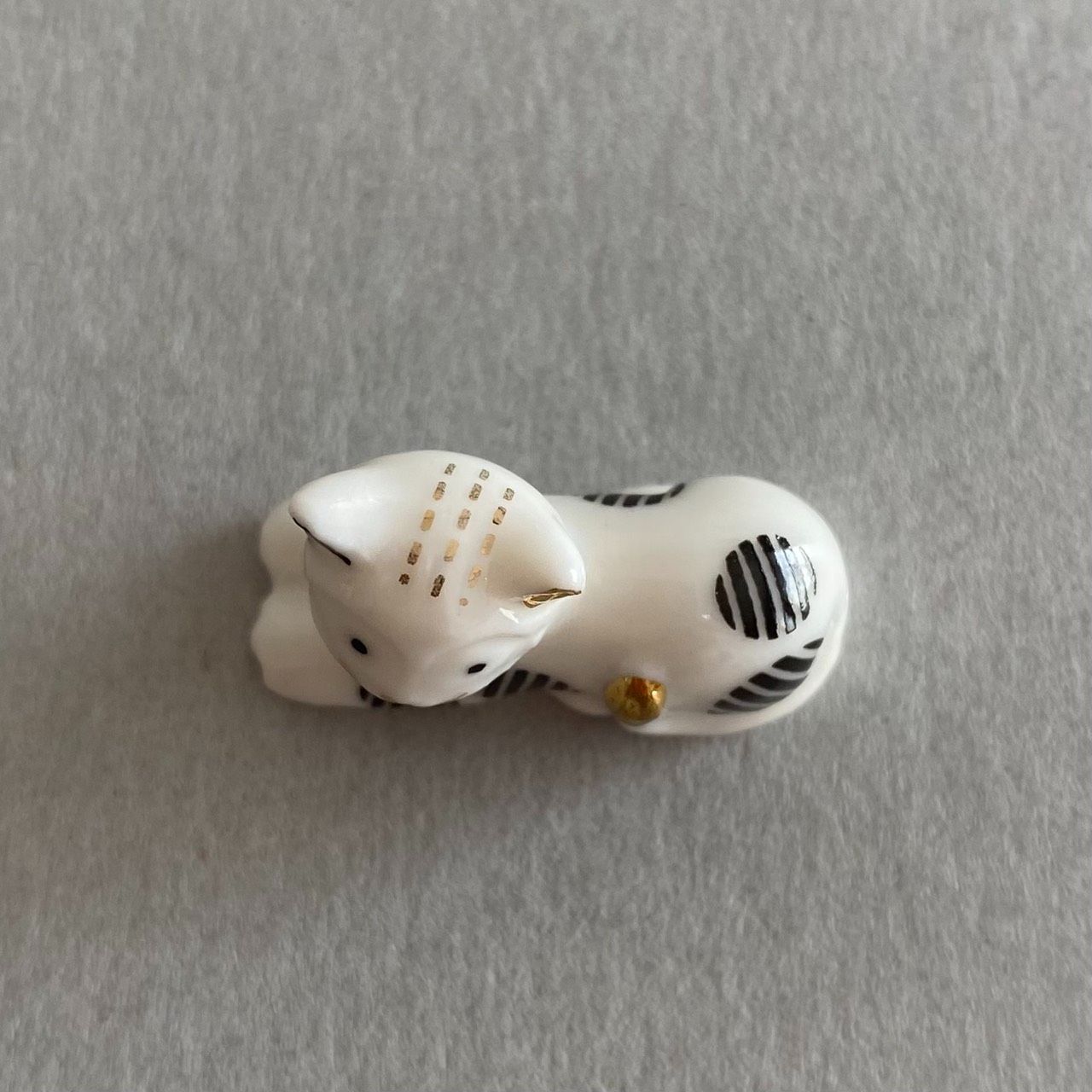 モダンな子猫のフェーブ／幾何学模様×金彩／伏せポーズ／フランス雑貨