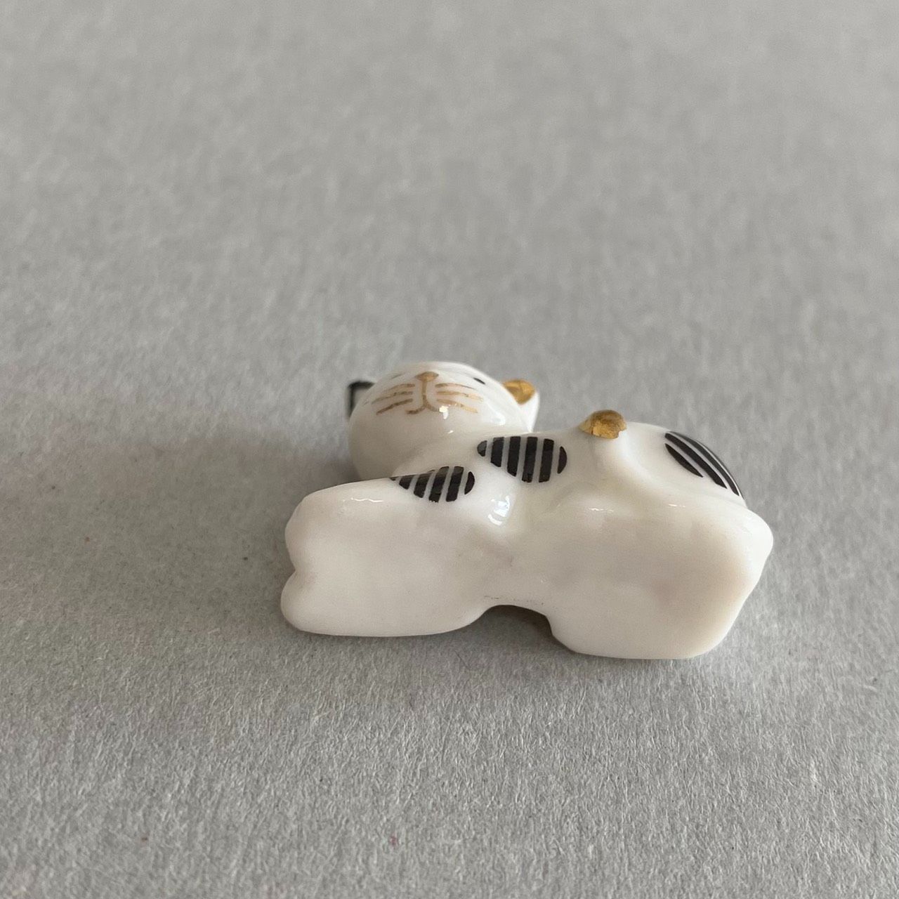 モダンな子猫のフェーブ／幾何学模様×金彩／伏せポーズ／フランス雑貨