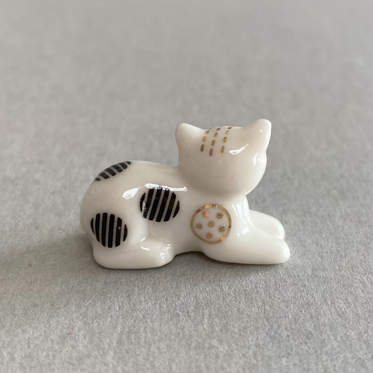 モダンな子猫のフェーブ／幾何学模様×金彩／伏せポーズ／フランス雑貨