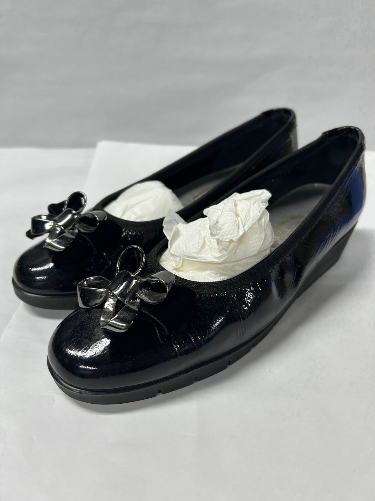 銀座ヨシノヤ エナメル パンプス 黒 リボン ウェッジソール 歩きやすい