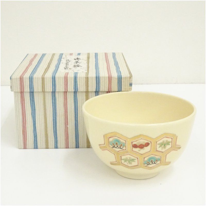 京焼 前田宝泉造 色絵亀甲松竹梅茶碗（箱付） 茶道 抹茶 おしゃれ 抹茶