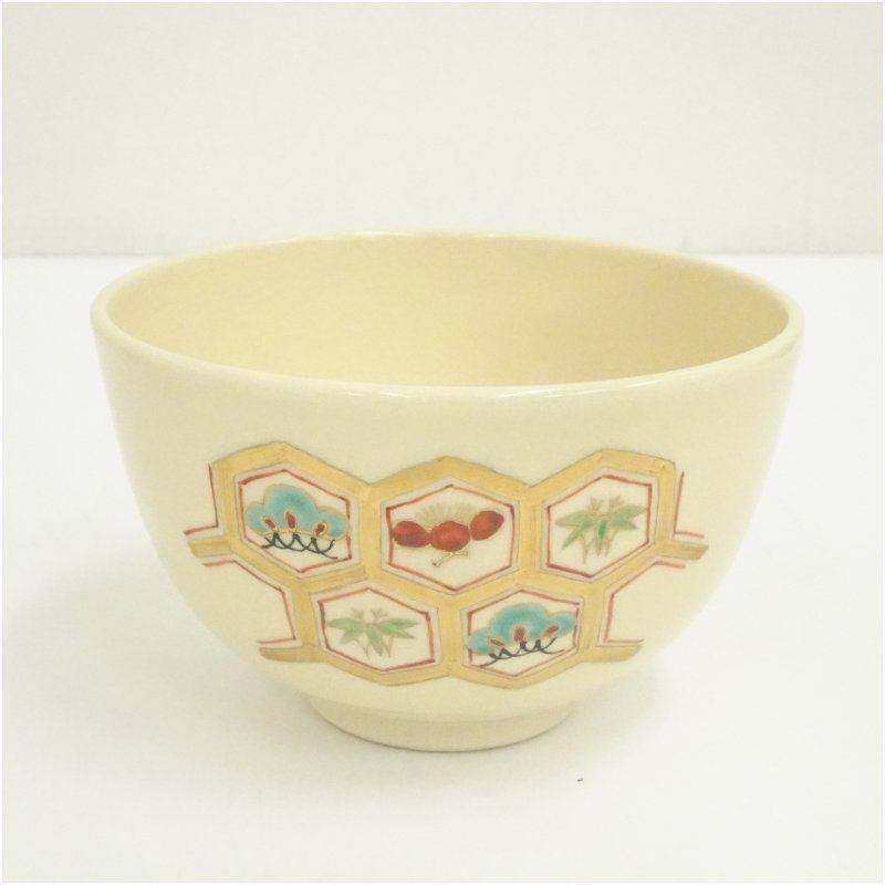 京焼 前田宝泉造 色絵亀甲松竹梅茶碗（箱付） 茶道 抹茶 おしゃれ 抹茶