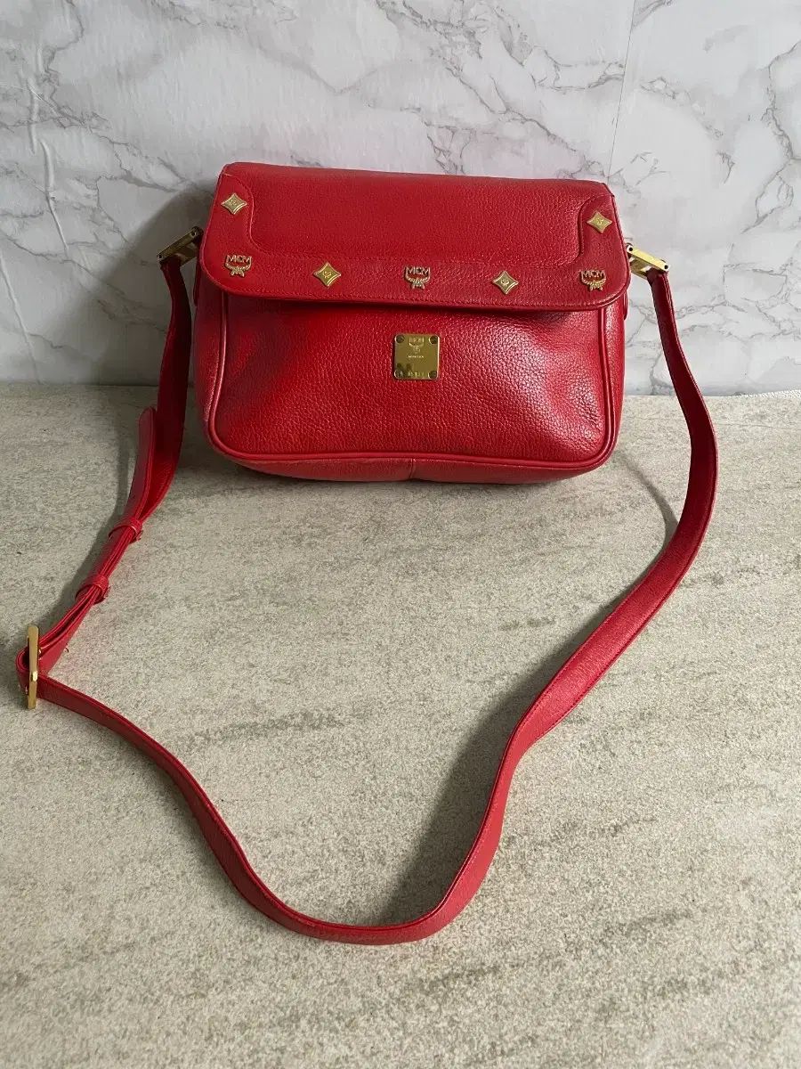 MCM レッド ショルダーバッグ MCM レッド ヴィンテージ ショルダーバッグ クロスバック - メルカリ