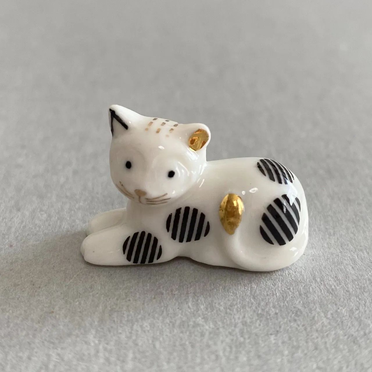 モダンな子猫のフェーブ／幾何学模様×金彩／伏せポーズ／フランス雑貨