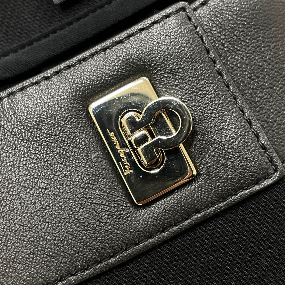 Salvatore Ferragamo サルヴァトーレフェラガモ ノーカラージャケット