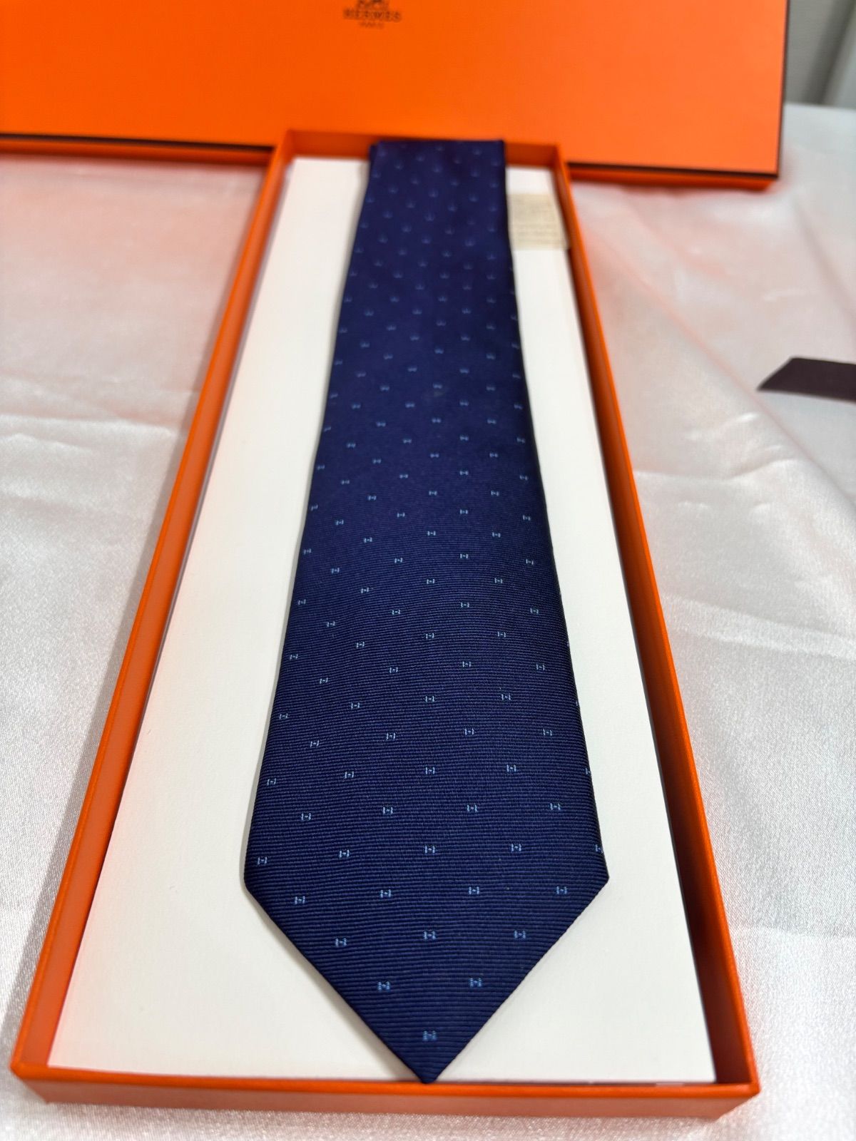 新品 HERMÈS エルメス ネクタイ/シルクタイ7 cm 《マグニファイングH