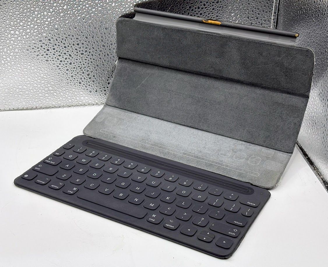 Apple iPad シルバー 本体 (おまけでジャンクのキーボード) Apple純正「iPad キーボードドック」をジャンクで購入しました。～iPad