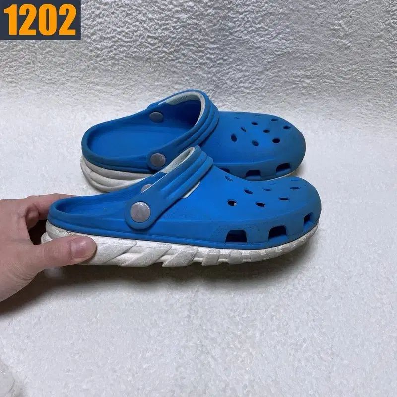 220 Crocs クロックス スリッパ スニーカー - メルカリ