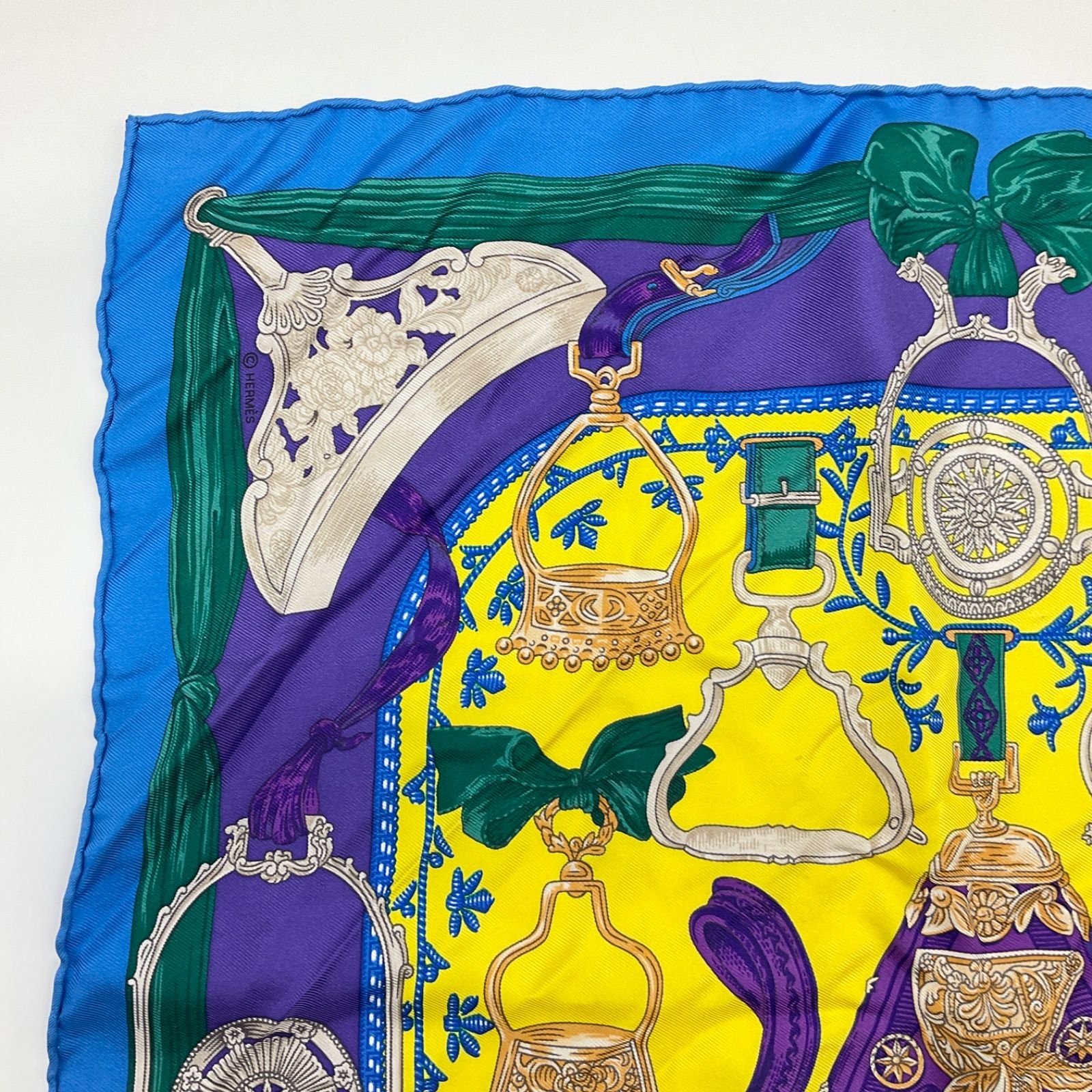 【HERMES】エルメス　プチカレ45　馬車柄　シルク100%　ブルーグリーン HERMES】エルメス プチカレ45 馬車柄 シルク100% ブルーグリーン