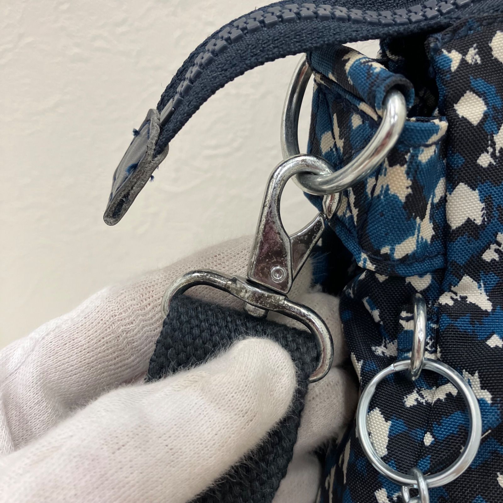 8582　KIPLING　Kipling　キプリング　2way　ショルダーバッグ　トートバッグ　ハンドバッグ　肩がけ　斜めがけ　クロスボディ　ブルー系　紺　ネイビー　総柄　レディース　メンズ　ユニセックス　ナイロン　モンキーチャーム　ゴリラ　シティーハイライト
