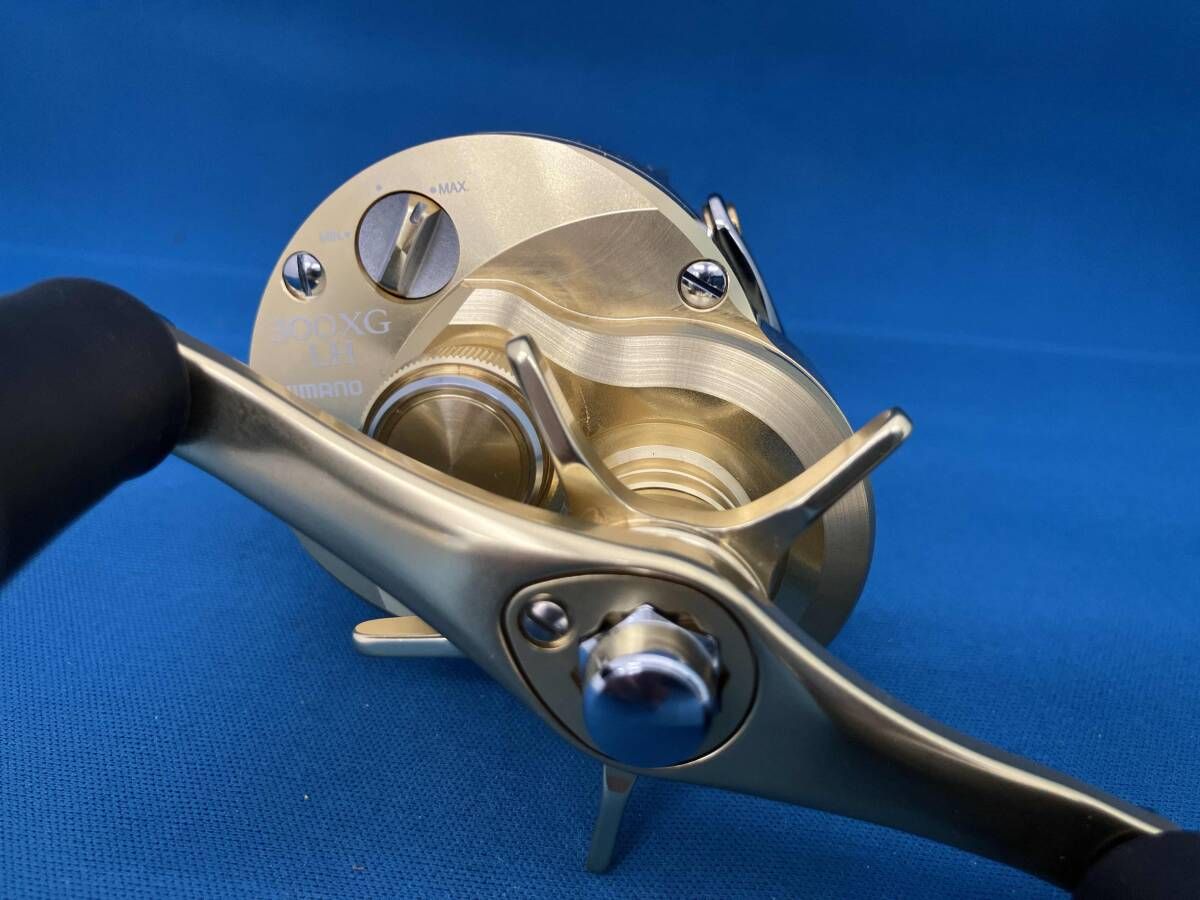  ベイトリール シマノ 23 カルカッタコンクエスト MD 300 XG LH No.045935 箱 袋付き SHIMANO CALCUTTA CONQUEST 左 ダブルハンドル ベイトリール(ルアー用) リール