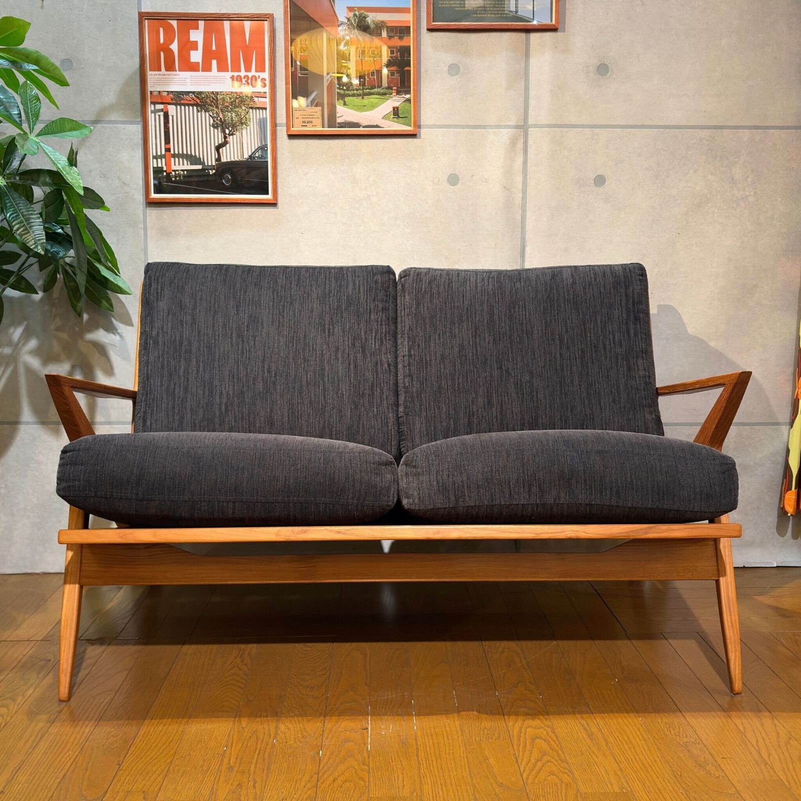 チーク無垢材 CHLOROS（クロロス）製 2人掛けソファ USED】CHLOROS Triangle Arm 2-Seater Sofa / クロロス トライアングル