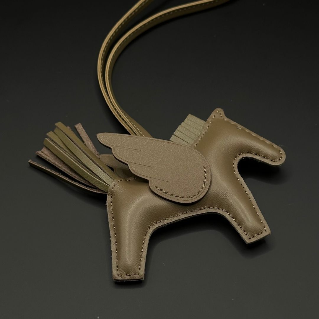 新品未使用♡ K刻印 エルメス　チャーム　ソーエトゥープ　ロデオ　PM 新古品】Hermes ロデオ ペガサス チャーム PM エトゥープ K刻印 - メルカリ