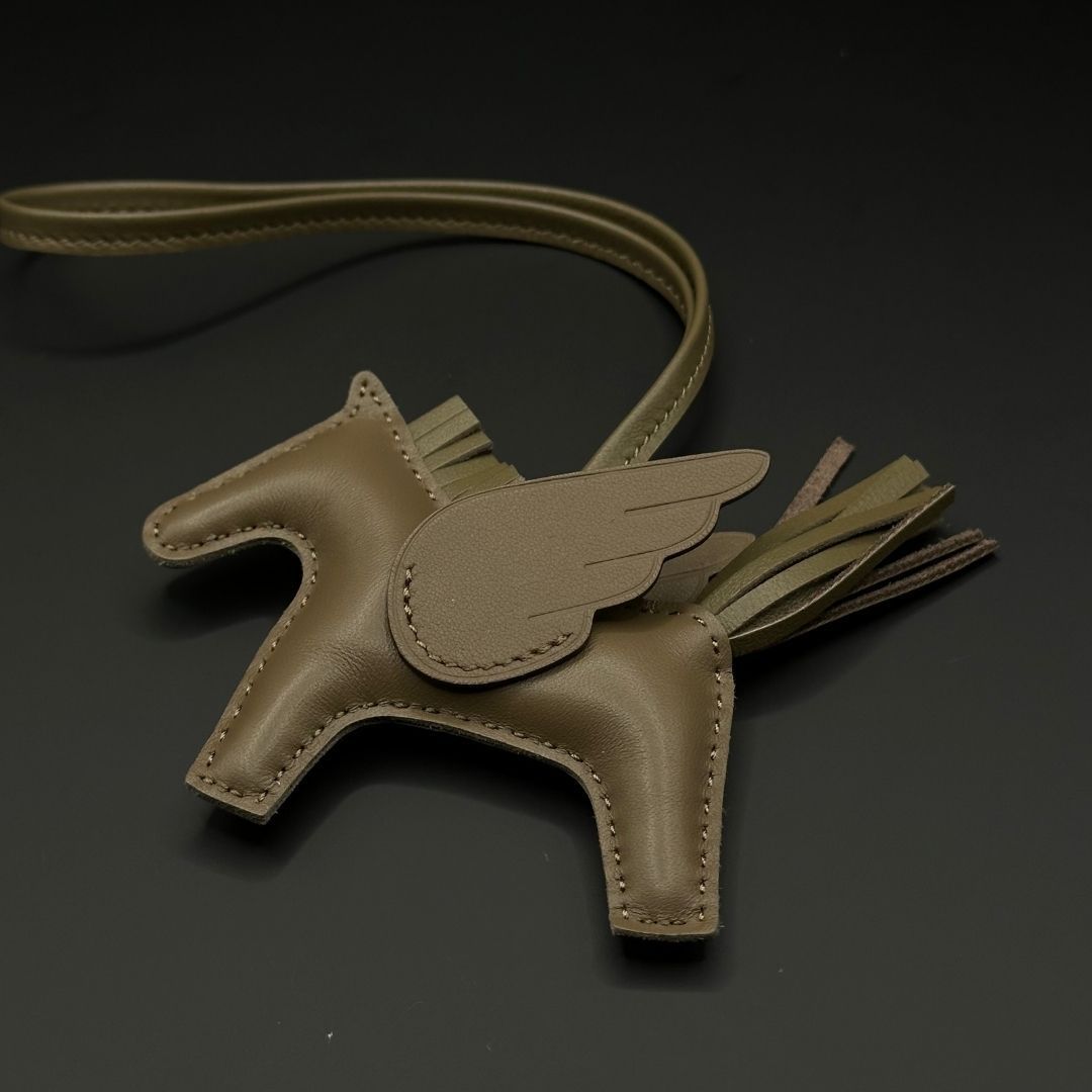 新品　HERMES　エルメス　ペガサス　PM　チャーム　K　エトゥープ　ロデオ 新古品】Hermes ロデオ ペガサス チャーム PM エトゥープ K刻印 - メルカリ