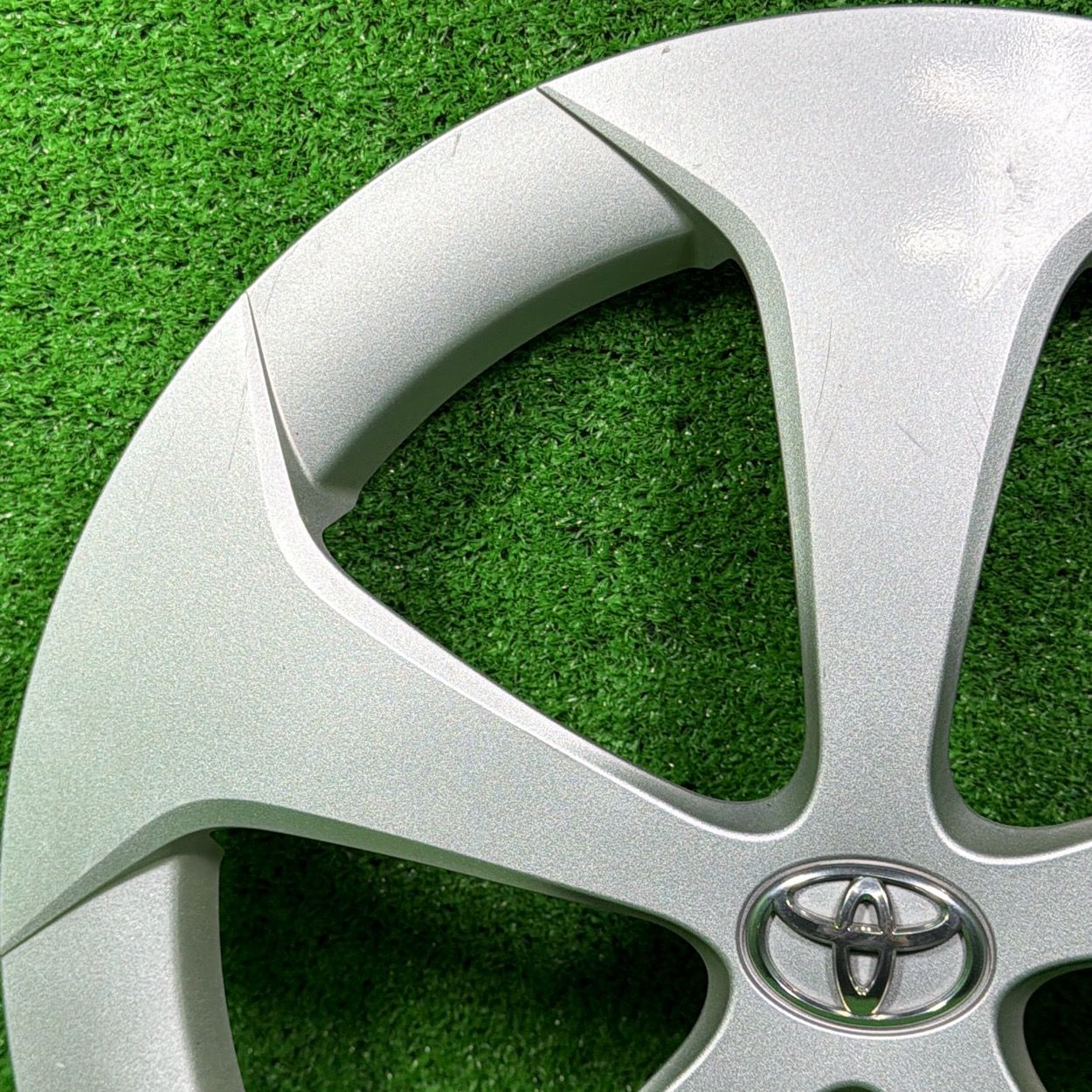 純正】トヨタ プリウス 30系 ホイールキャップ ホイールカバー 傷あり