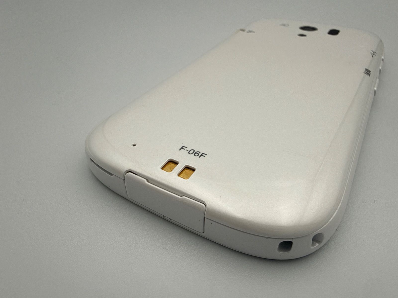 ドコモ らくらくホン らくらくスマートフォン3 F-06F docomo ホワイト