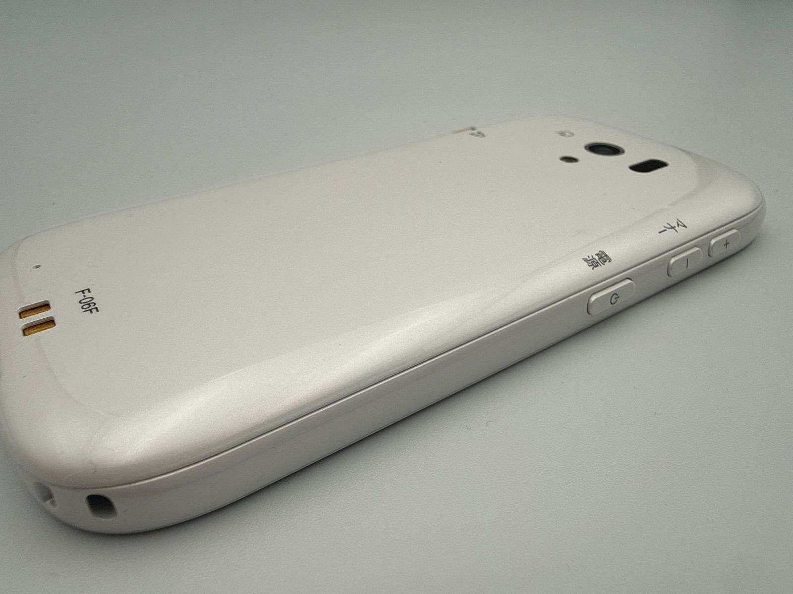 ドコモ らくらくホン らくらくスマートフォン3 F-06F docomo ホワイト