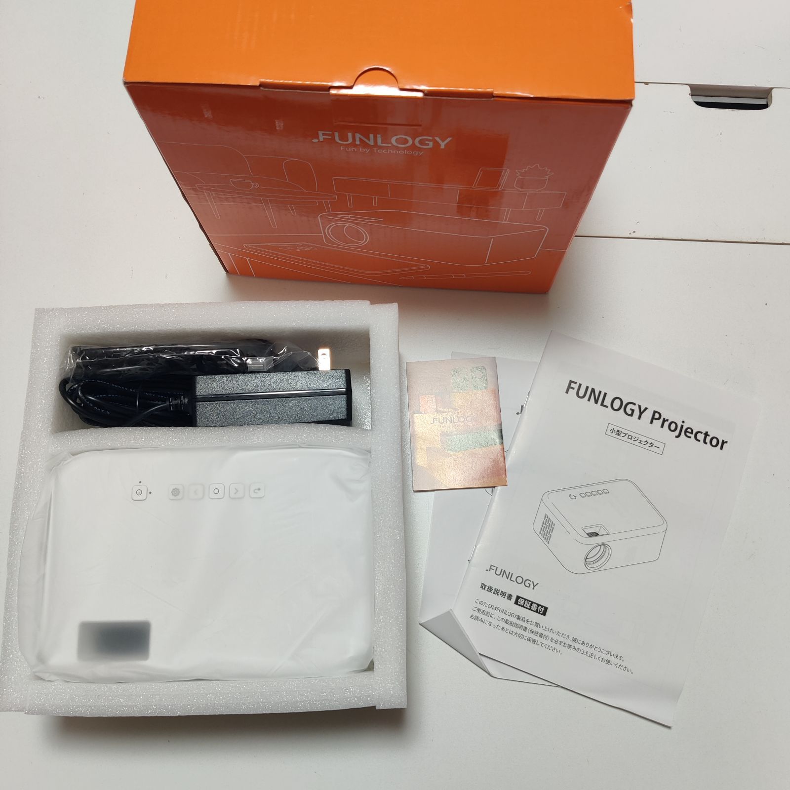 新品未開封 FUNLOGY プロジェクター 150ANSI FUNLOGY Projector / 小型