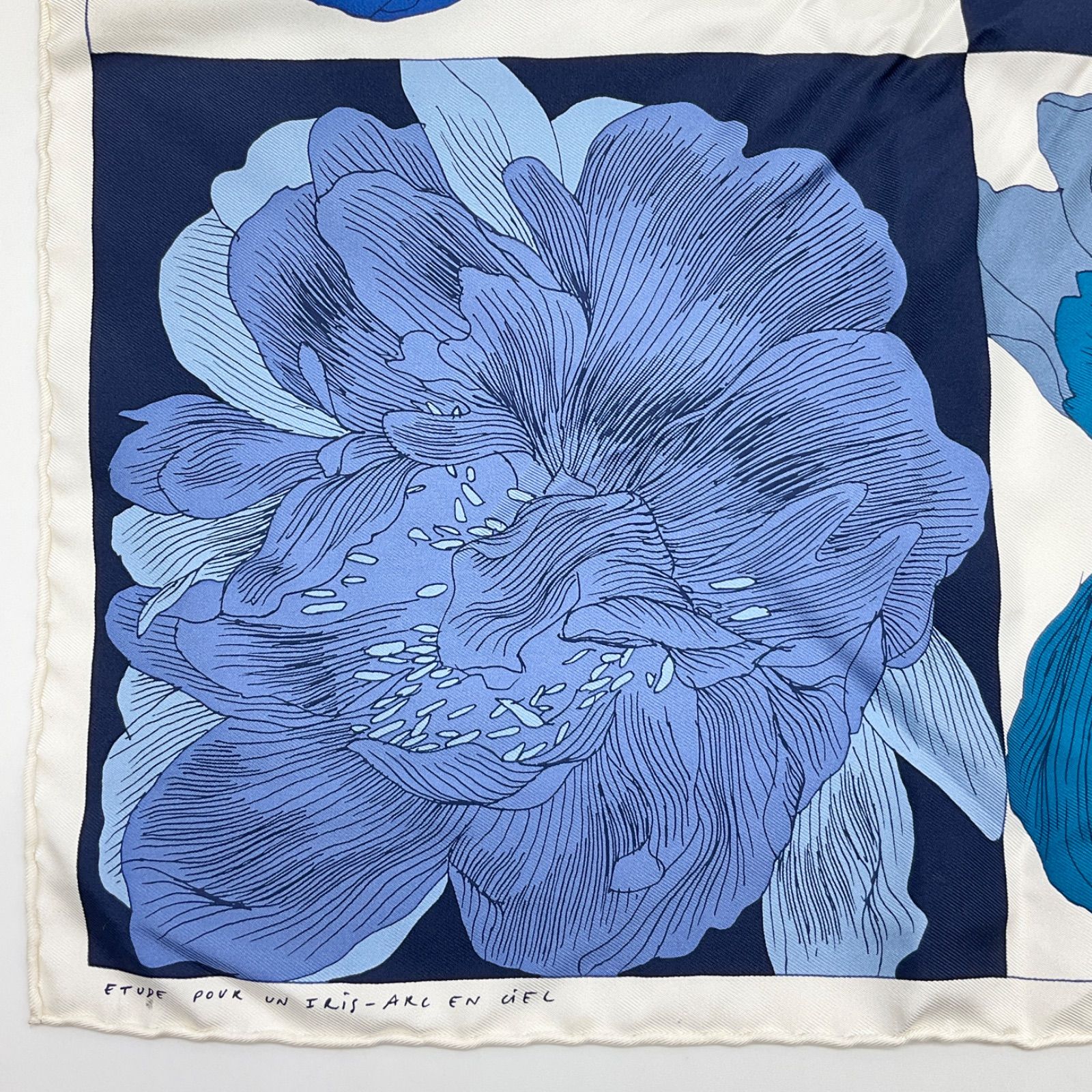 HERMES エルメス カレ45 プチカレ スカーフ ETUDE POUR UN IRIS-ARC EN
