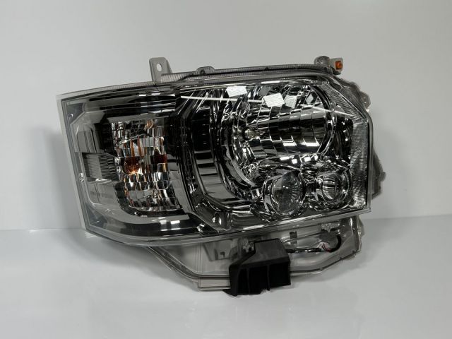 ハイエース ヘッドライト 右側　81145-26A41 ハイエース ヘッドライト 右側 81145-26A41 【公式通販】