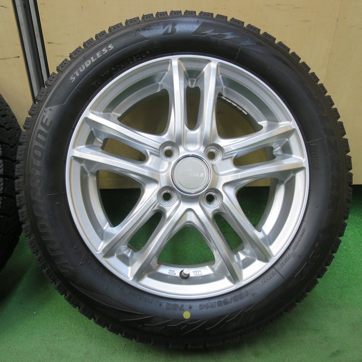 バリ溝！24年！キレイ！ほぼ10分☆スタッドレス 155/65R14