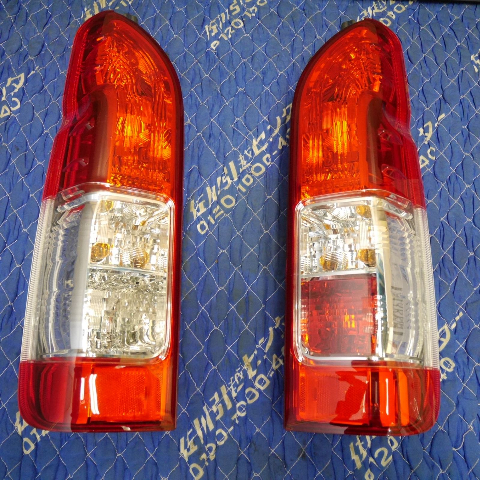 と*も様 新車外し/ハイエース 純正テールランプ 左右セット koito 26- と*も様 新車外し/ハイエース 純正テールランプ 左右セット koito 26