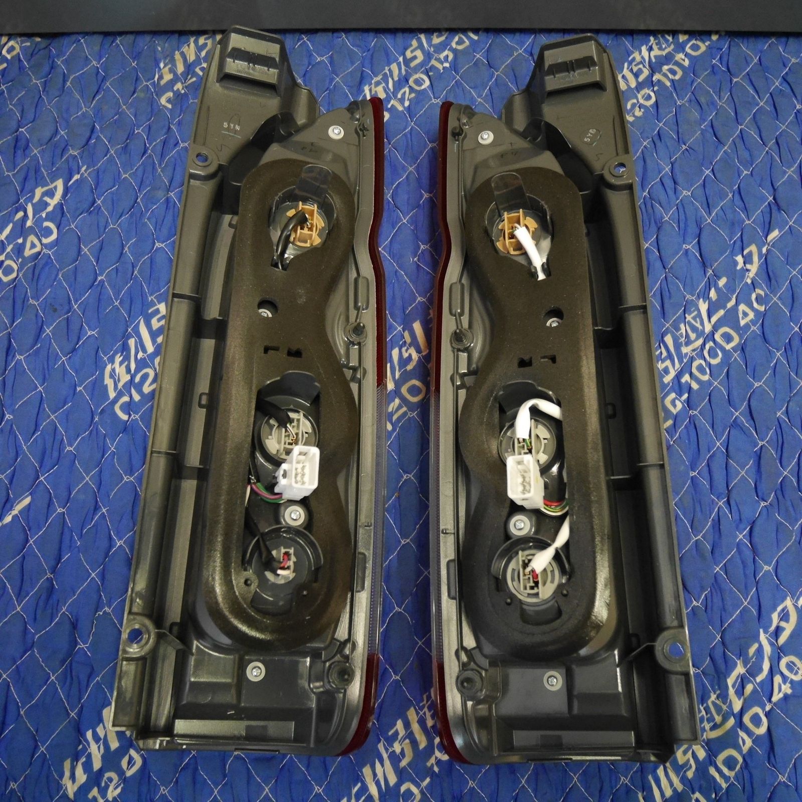 送料無料] 新車外し！左右セット☆トヨタ 4 5 6 7 型 200系 ハイエース