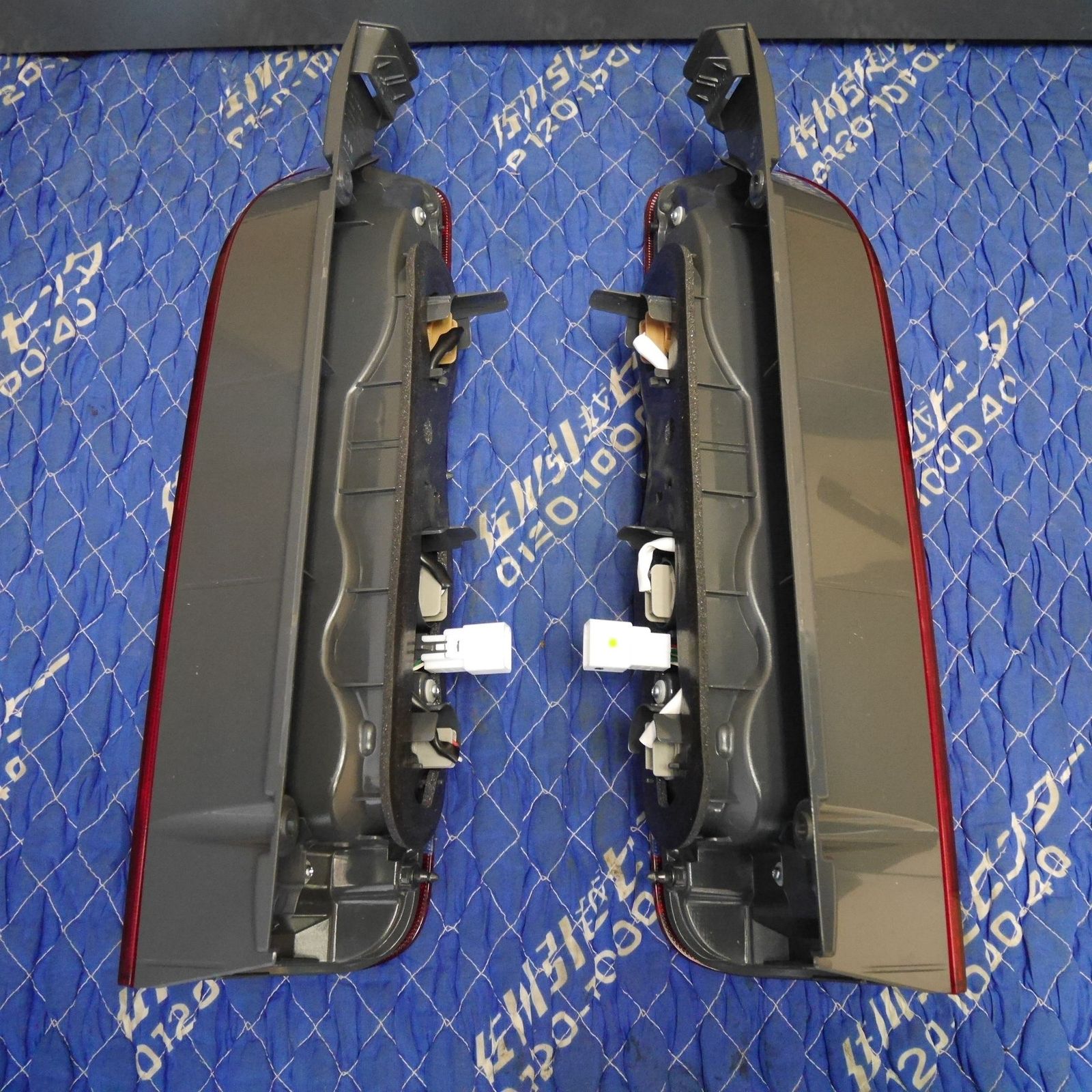 と*も様 新車外し/ハイエース 純正テールランプ 左右セット koito 26- と*も様 新車外し/ハイエース 純正テールランプ 左右セット koito 26