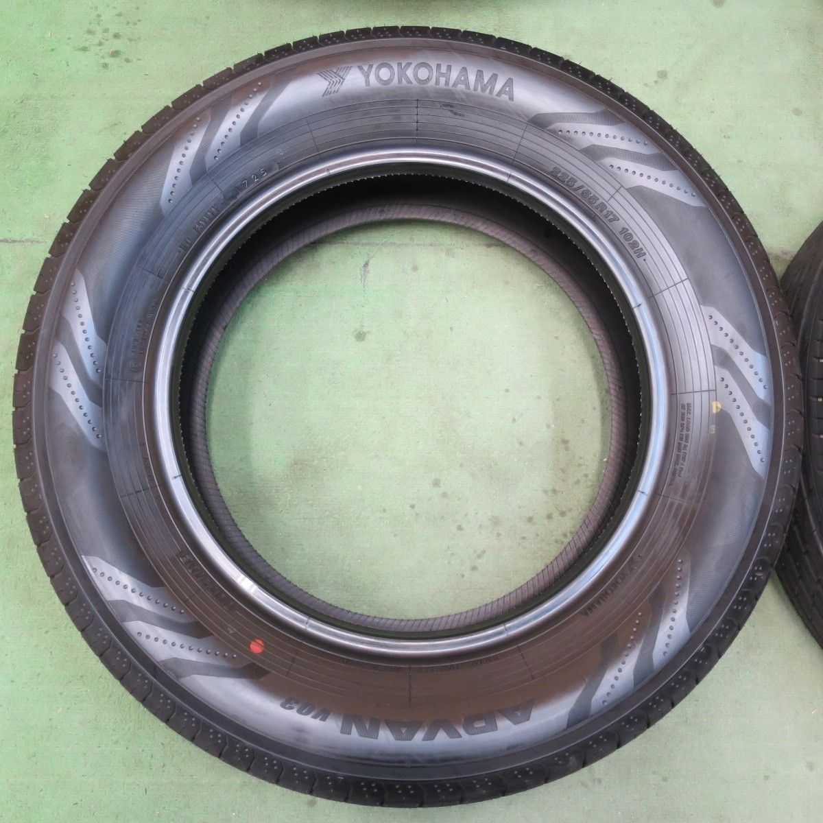 新車外し！25年☆225/65R17 ヨコハマ アドバン V03 タイヤ 17インチ 40