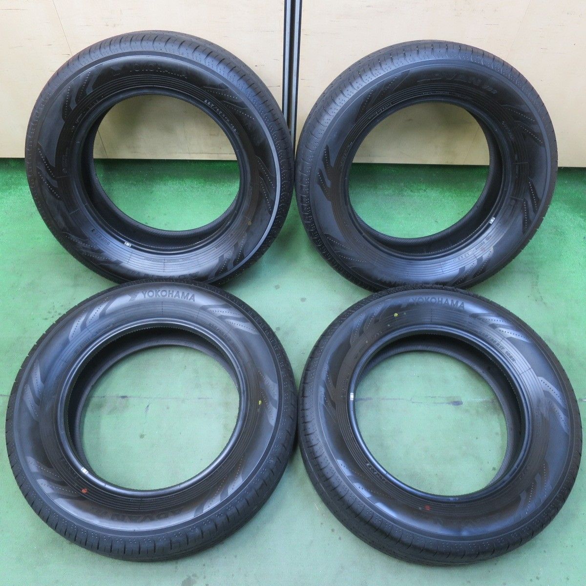 新車取り外し　40アルファード ハリアー等　225/65R17 ヨコハマ 新車外し！25年☆225/65R17 ヨコハマ アドバン V03 タイヤ 17インチ 40