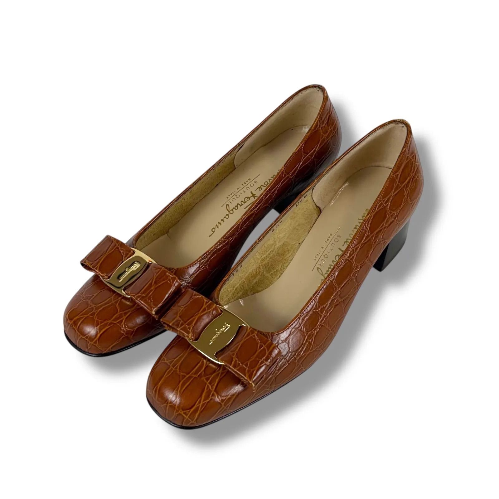 サルヴァトーレフェラガモ Salvatore Ferragamo ヴァラリボン クロコ型