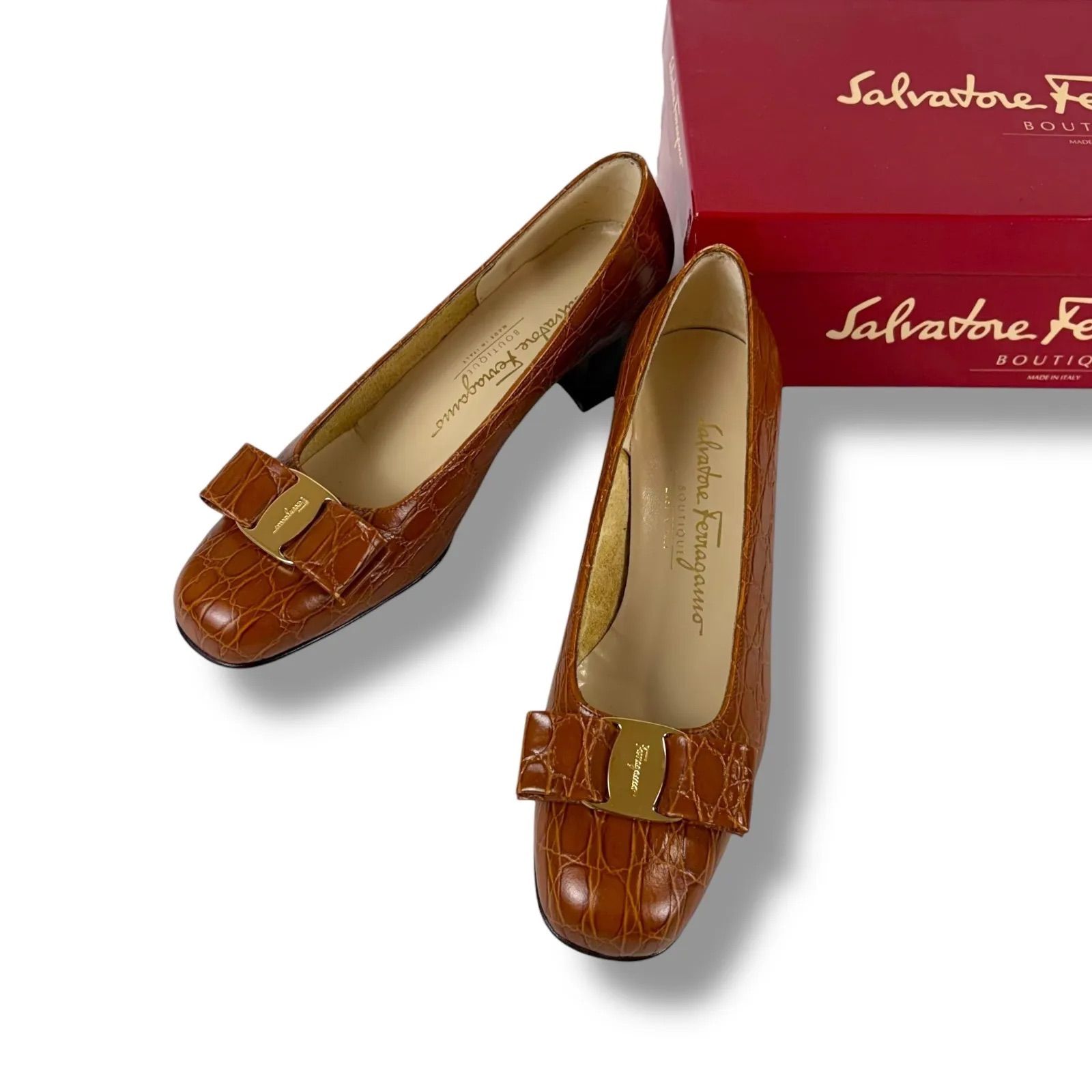 サルヴァトーレフェラガモ Salvatore Ferragamo ヴァラリボン クロコ型