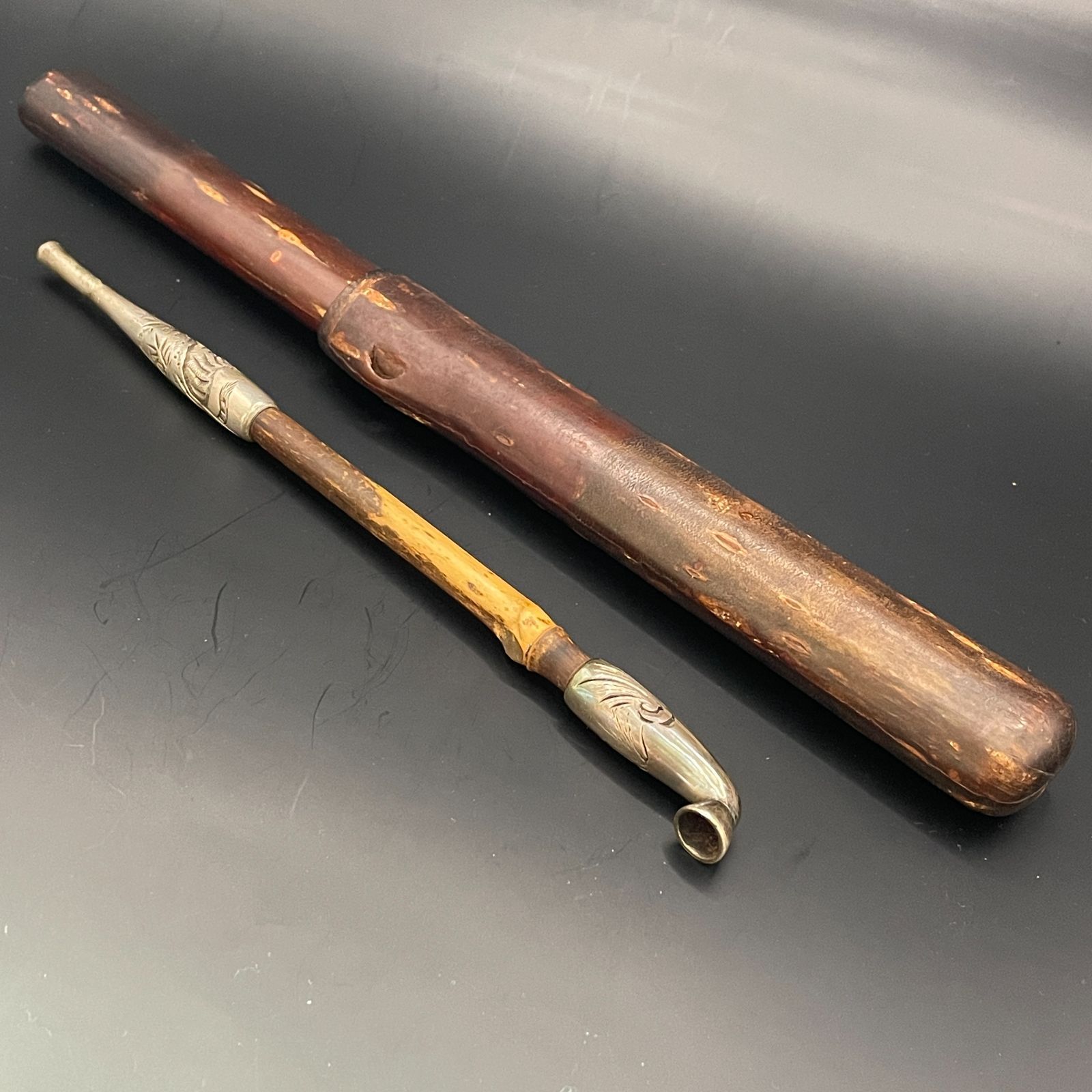 時代煙管 銘：光廣(推定) 石黒系金工 高肉彫 虎に竹 富士に波 彫金