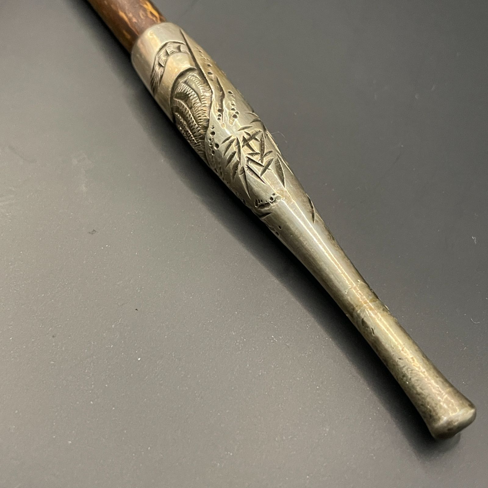 時代煙管 銘：光廣(推定) 石黒系金工 高肉彫 虎に竹 富士に波 彫金