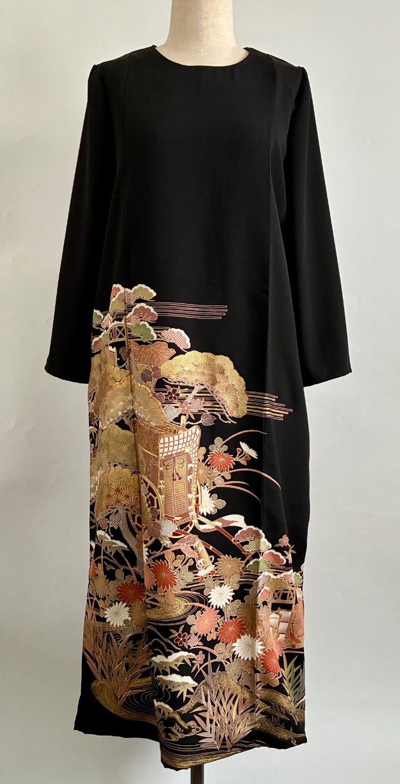 黒留袖リメイク 金色装飾 ロングワンピース 黒 正絹 豪華 駒刺繍