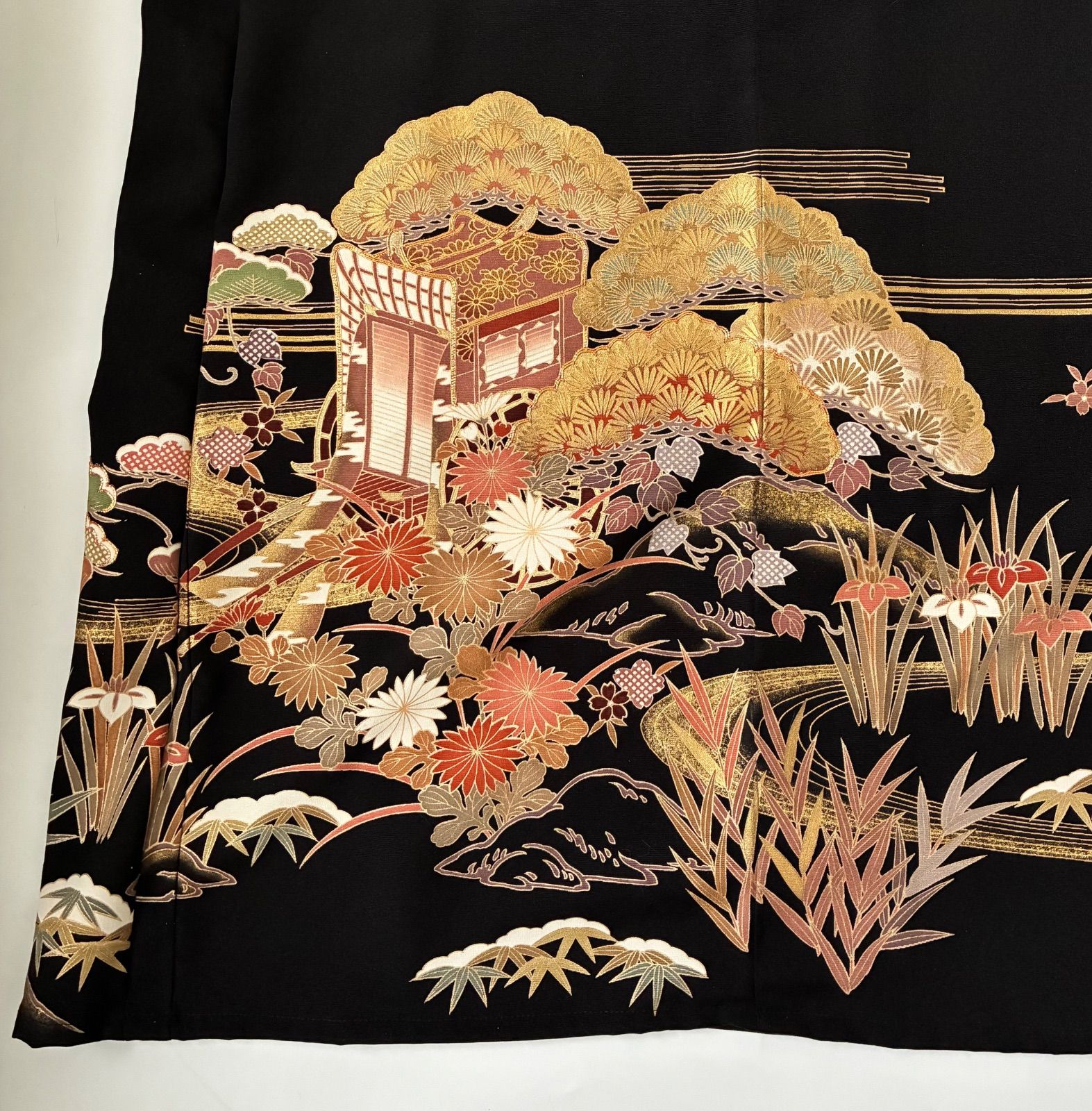 黒留袖リメイク 金色装飾 ロングワンピース 黒 正絹 豪華 駒刺繍