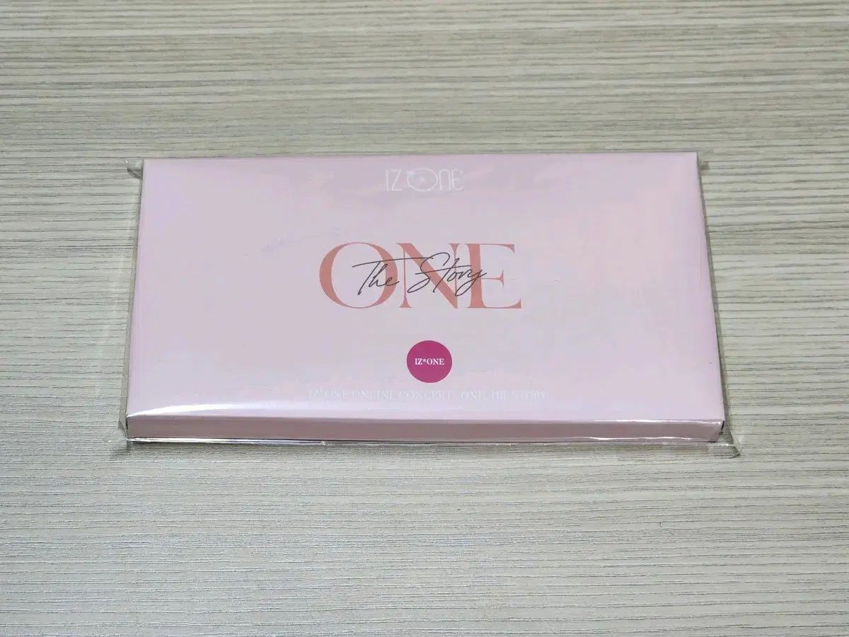 IZ*ONE(アイズワン) トレカホルダー 団体 Ver. - メルカリ