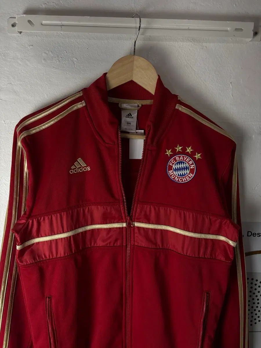 アディダス FCバイエルン・ミュンヘン ゴールド ジャージ - メルカリ